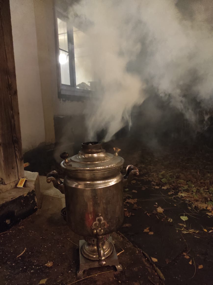 Un samovar en train de bouillir d'où sort vapeur et fumée.